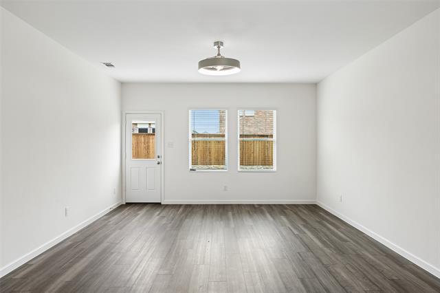 Foto del edificio - 14221 Donahue St