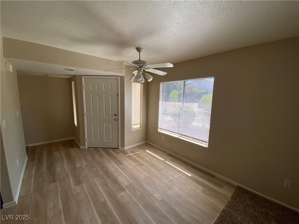 Foto principal - 5000 Red Rock St