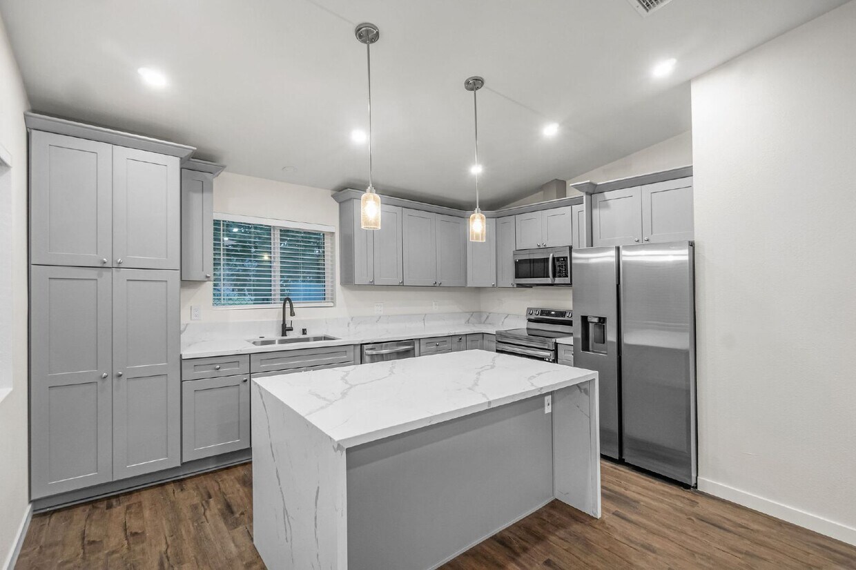 Foto principal - Up to $1400 off 1st month!! Vista - 3 bed/...