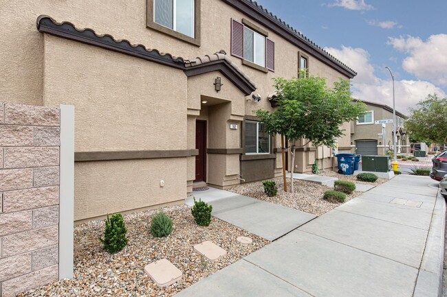 Building Photo - Newer three bedroom unit in gated communit...