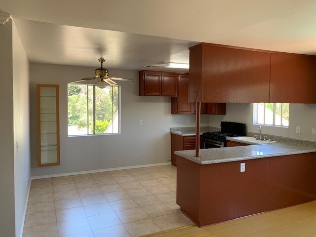 Foto principal - 17246 Chatsworth St