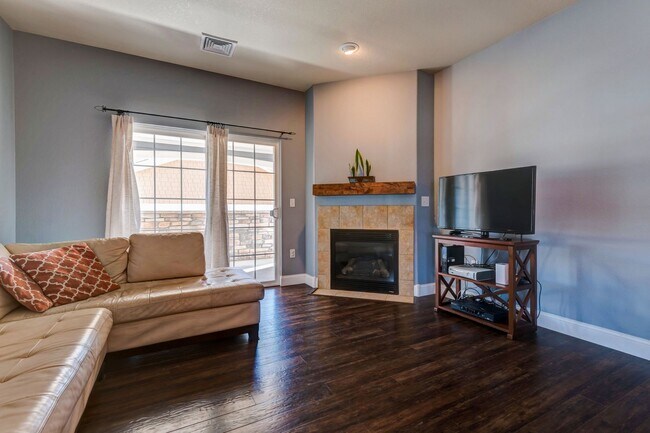Foto del edificio - Don’t Miss This Gorgeous Fort Collins Condo – Bright, Spacious & Modern!