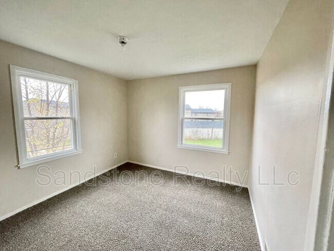Building Photo - 952-952 N Central Dr
