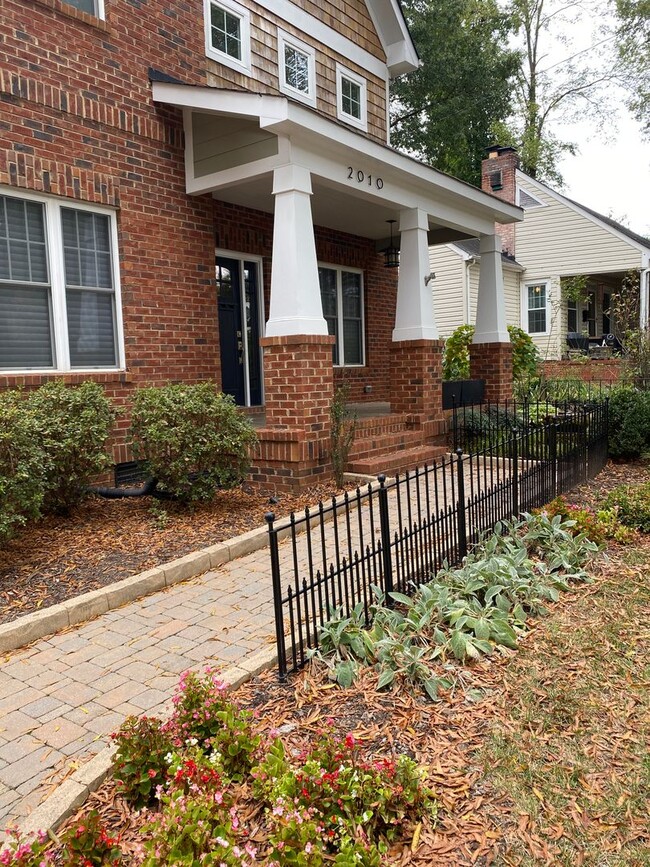 Building Photo - Four Bedroom Home w/Garage in Chantilly