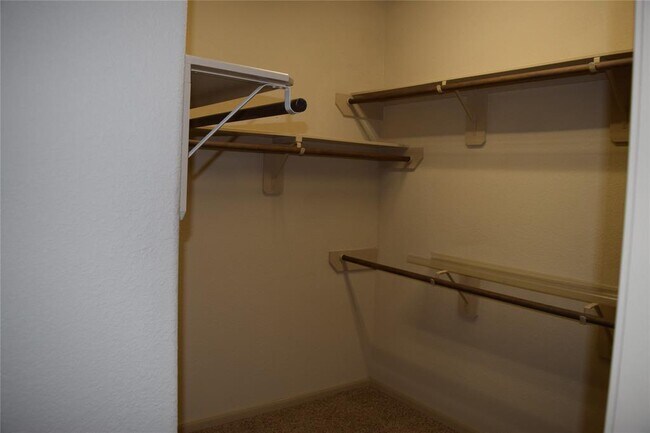 Foto del edificio - 6122 Norwood Meadows Ln