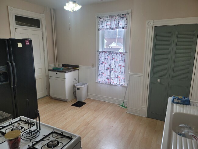 Building Photo - 814 4th St