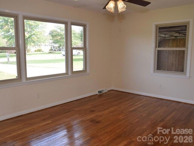 Foto del edificio - 1812 Cameron Rd