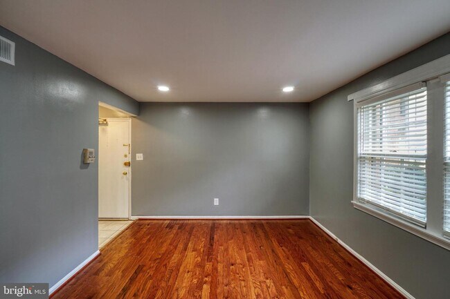 Building Photo - 2139 Suitland Terrace SE