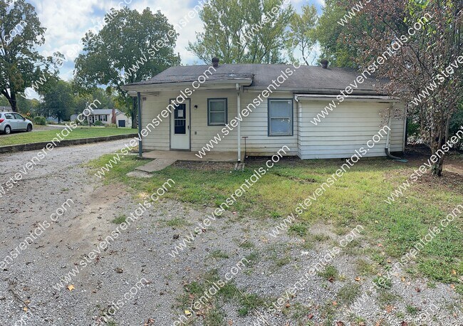 Building Photo - A Rustic Charm
