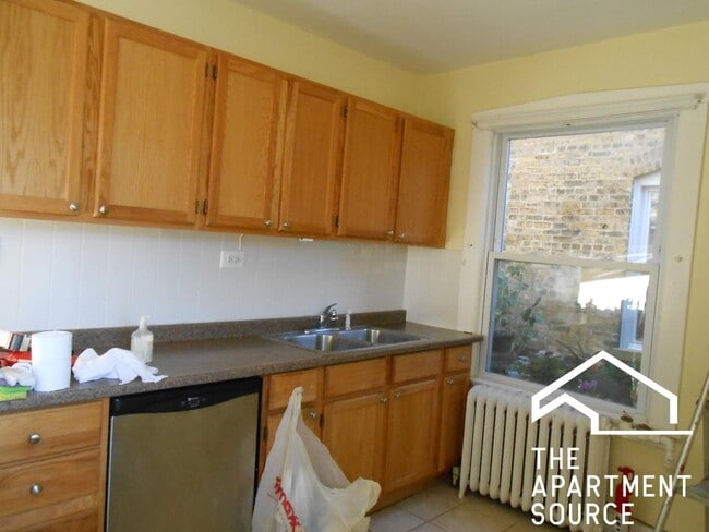 Building Photo - 733 Elm St