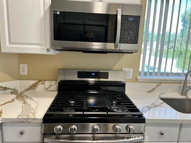 Foto del edificio - 26101 McBean Pkwy