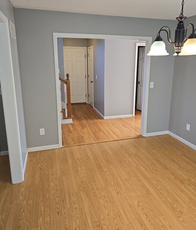 Foto del edificio - COMING SOON!! 5 Bed, 3.5 Bath, Pet Friendly!!