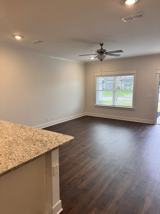 Foto del edificio - 5807 Shoreline Dr