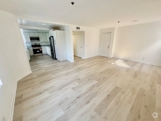 Building Photo - 555 Oak St