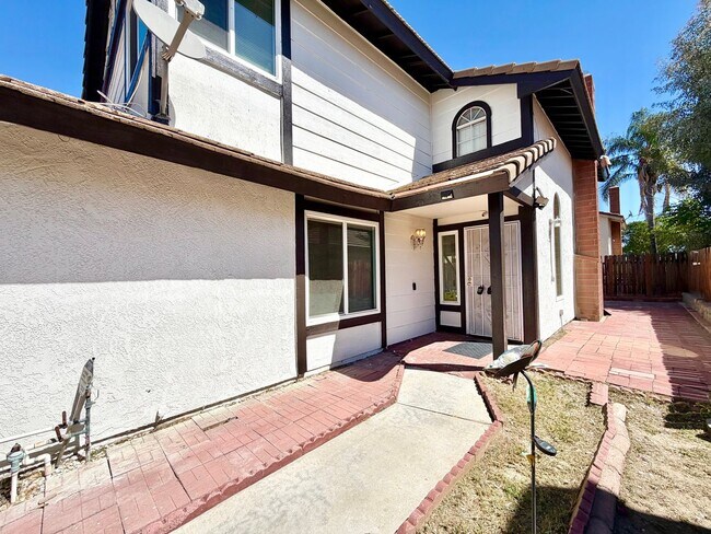 Foto del edificio - Gated 3 Bedroom 2.5 Bath Home with Bonus Room & Private Balcony