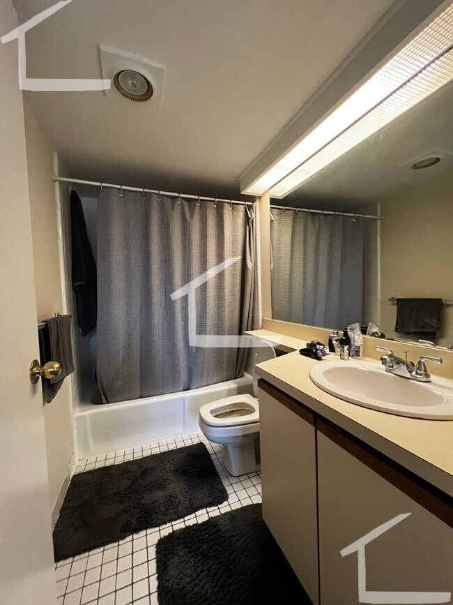 Building Photo - Central Heat/AC, In-Unit Washer/Dryer, Bal...