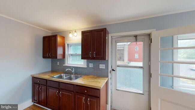 Building Photo - 724 MORWOOD Rd