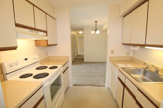 Foto del edificio - Stunning 2-Bedroom Condo for Rent on Blue ...