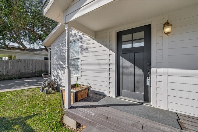 Building Photo - 705 Center St