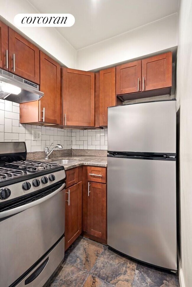Foto del edificio - 453 W 43rd St