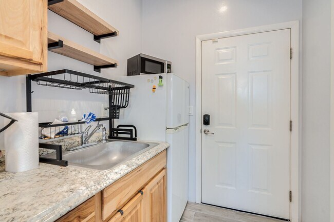 Building Photo - Furnished Casita