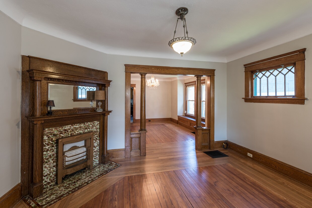 Sala de estar & Comedor - 5810 W Clinton Ave