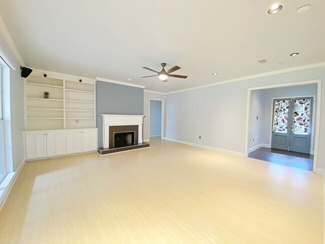 Foto del edificio - 4 Bedroom House Available Now in Riverbend...