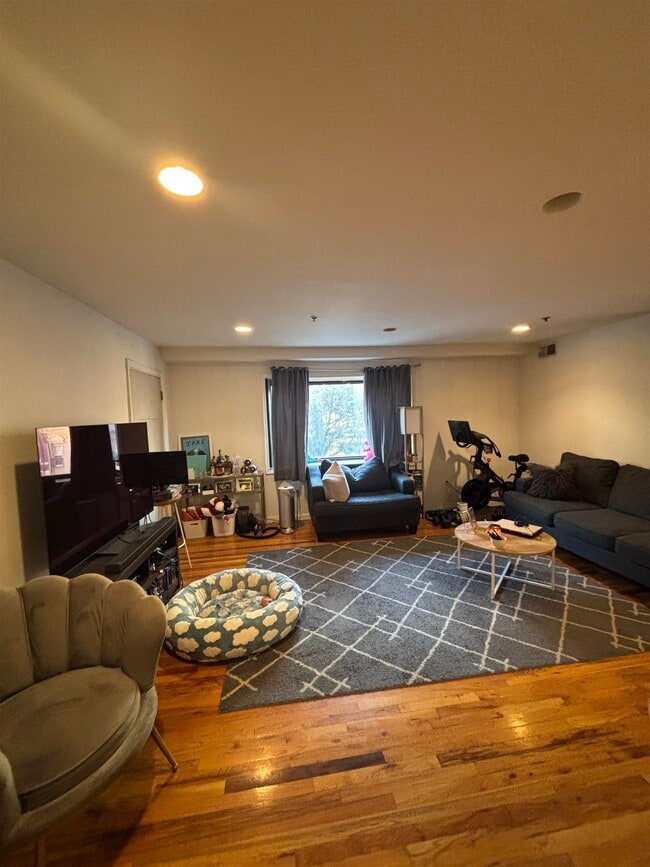 Building Photo - 401 1st St