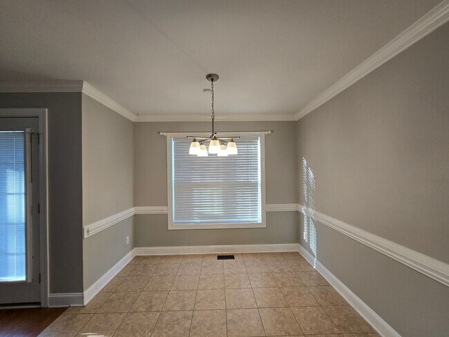 Foto del edificio - 641 Orchard Falls Dr