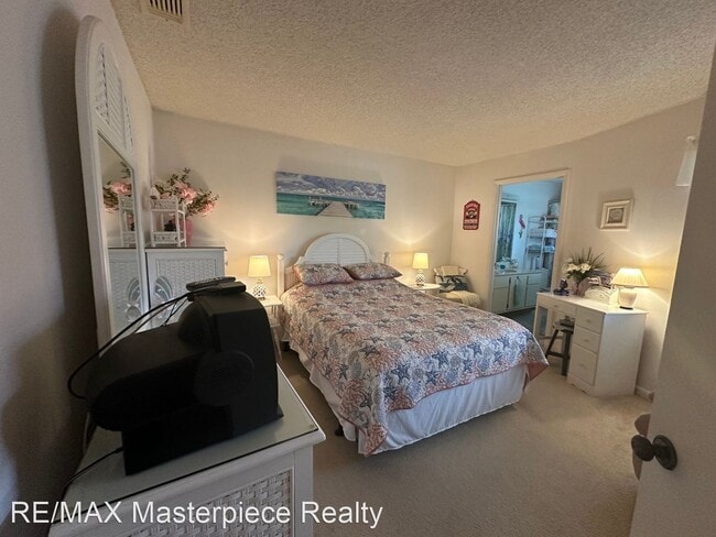 Building Photo - 1 br, 1 bath House - 2013 NE Collins Ave 4...
