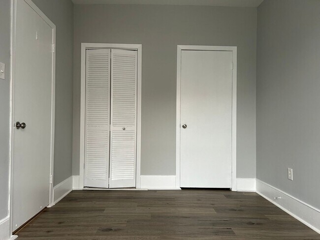 Building Photo - Recently Renovated 1 Bedroom Apartment Loc...