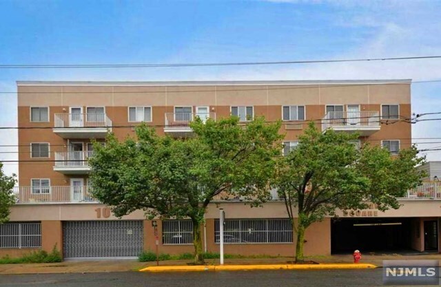 Primary Photo - 10 Palisade Ave