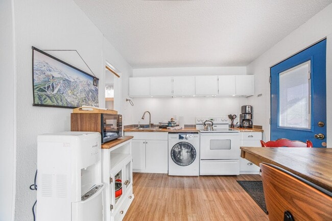 Building Photo - Furnished Studio Condo