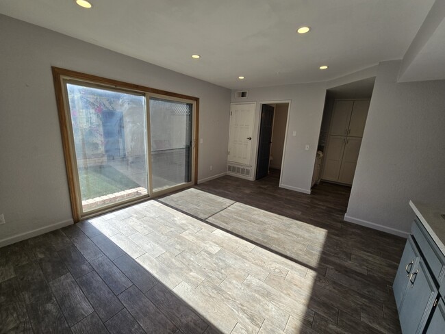 Building Photo - 9853 Sun Valley Dr