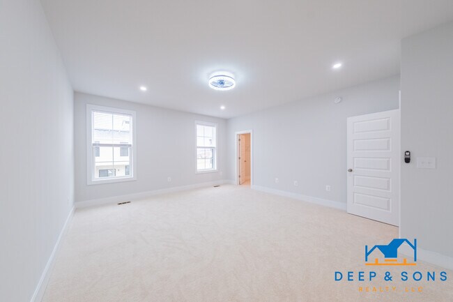 Building Photo - 1021 N Lombardy St