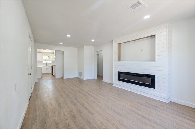 Foto del edificio - 6725 Madrid St