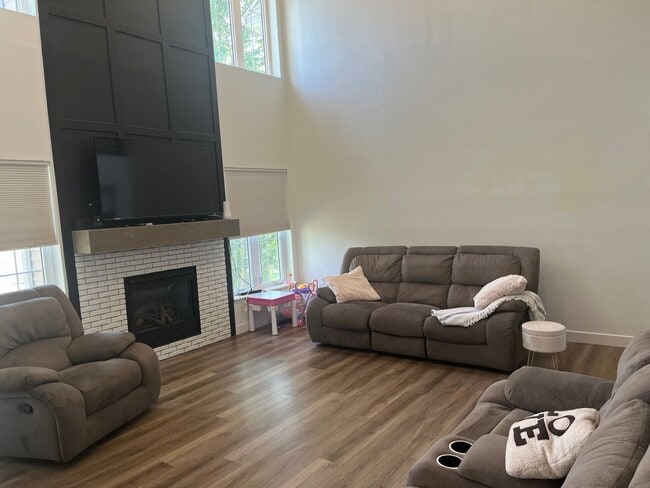 Building Photo - Spacious 3BR Condo in Iowa City