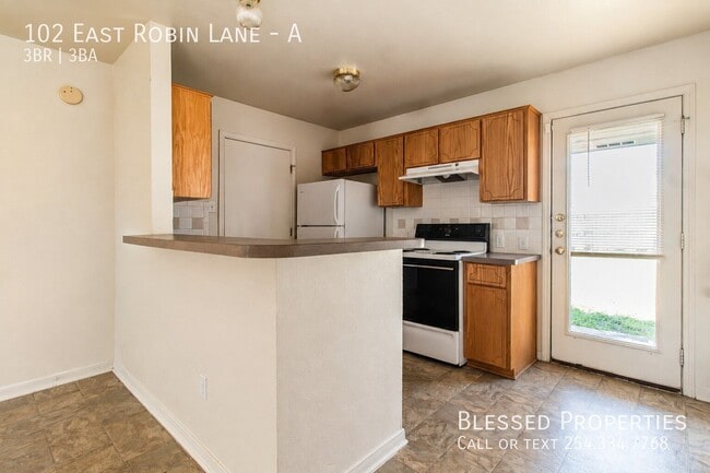 Building Photo - 102 E Robin Ln