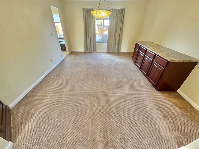 Foto del edificio - GORGEOUS 2 STORY SPACIOUS 5 BEDROOM HOUSE ...