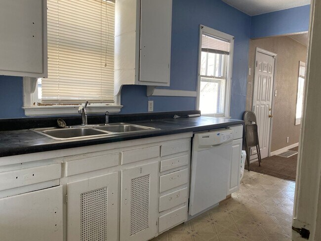 Foto del edificio - 2 Bedroom, 1 Bathroom House for Rent-820 Adrian