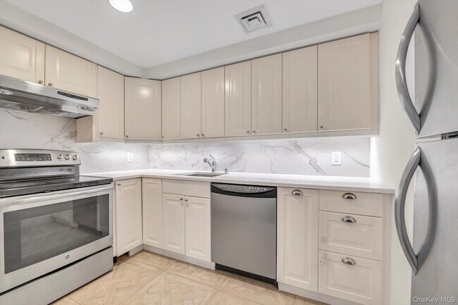 Foto del edificio - 100 Cutter Mill Rd