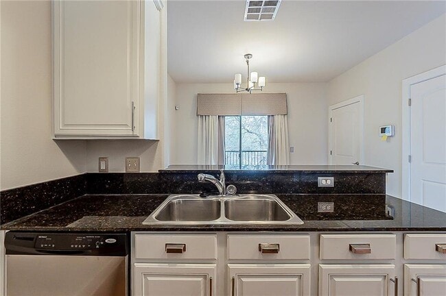 Building Photo - 13420 Lyndhurst St