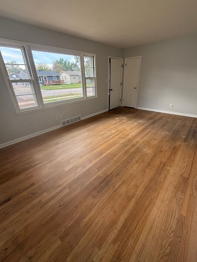 Foto del edificio - West Side 3 bedroom, 2 bathroom home for rent