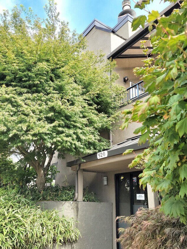 Primary Photo - Amazing lower Queen Anne 2-story 2 bed/1.5...