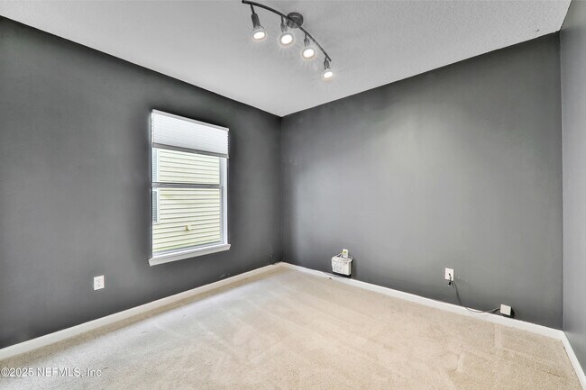 Foto del edificio - 2462 Creekfront Dr