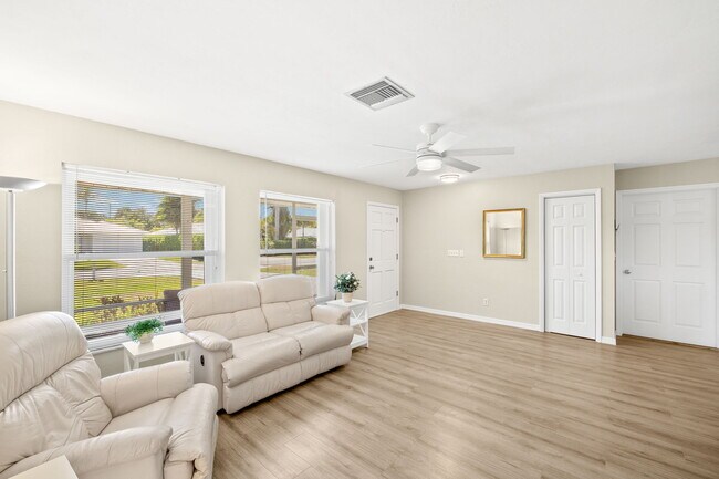 Sala de estar - 695 104th Ave N