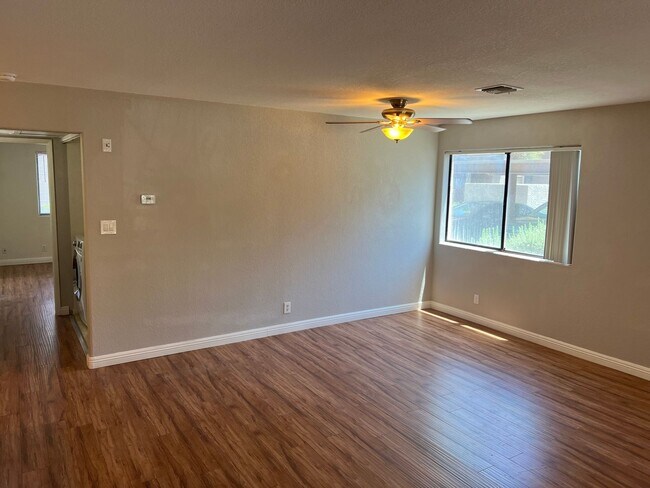 Building Photo - Ground Floor Condo. Granite Kitchen. Upgra...