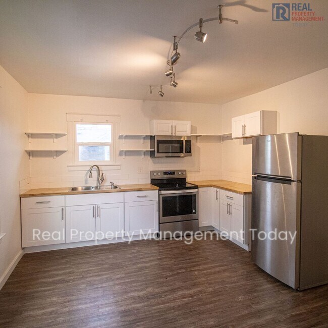 Building Photo - Large 1,550 square foot 2 Bedroom and 1 Ba...
