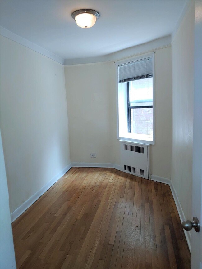 Building Photo - 65-44 Saunders St