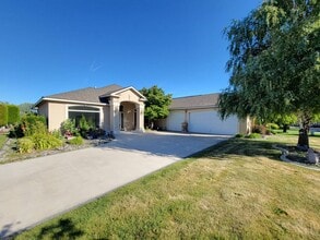 Building Photo - 1200 W Canyon Lakes Dr